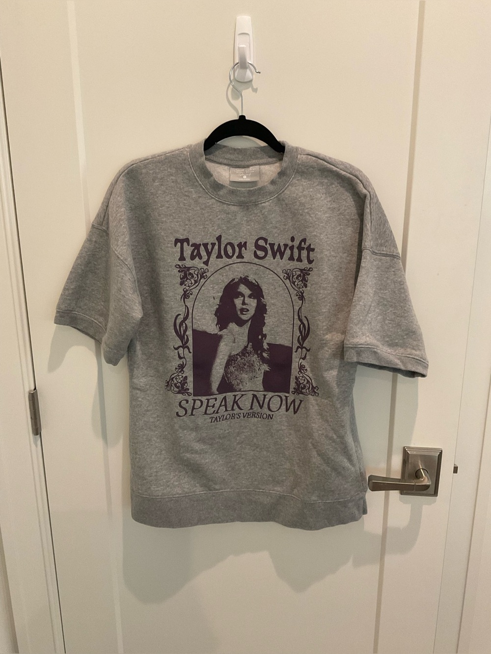 Taylor Swift fleece showery sleeve sweatshirt - Picture 2 of 8